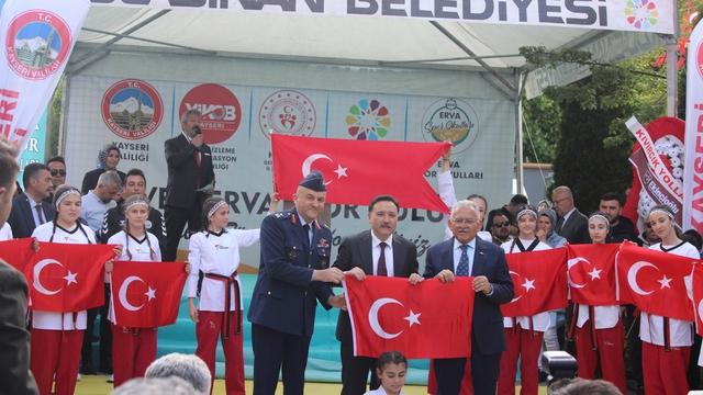 ERVA Spor Okulları'nın 68.'si Güven ERVA Spor Kulübü Açıldı
Vali Gökmen Çiçek:
"Dünya Spor Başkenti olmuş bir şehirde her alanda örnekliğe devam edeceğiz"