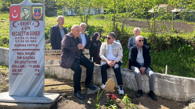 Acılı baba oğlunun mezarı başında "adalet" istedi
İstanbul'da 10 gün önce yaşanan kazada mühendis oğlunu kaybeden Necati Selvitop oğlunun Trabzon'daki mezarı başında gözyaşı döktü