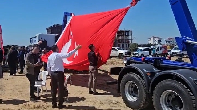 Temel atma töreninde bayrak hassasiyeti takdir topladı