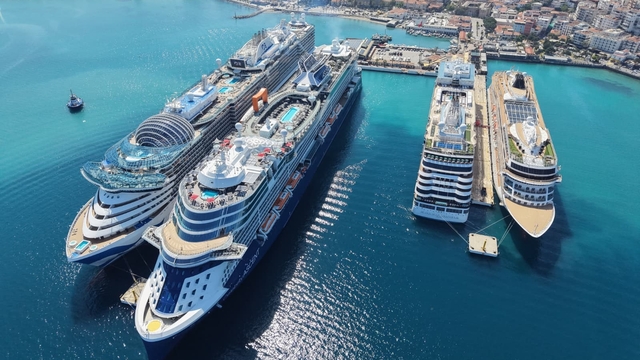 Kuşadası'na 4 gemi ile 10 bin 800 turist geldi