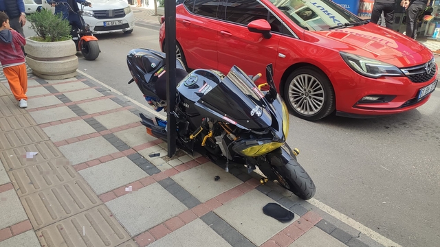 Keşan'da araç kapısı ile kaldırım arasında sıkışan motosikletin sürücüsü yaralandı