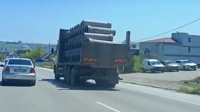 Tır üzerinde önlem alınmadan taşınan beton borular tehlike oluşturdu