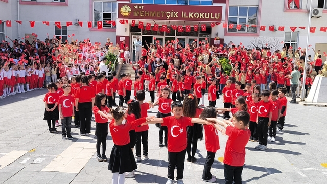 Siirt'te jandarma ve AFAD ekipleri, 1300 öğrenciye farkındalık eğitimi verdi