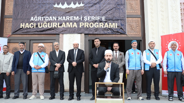 Ağrı'da hacı adayları dualarla kutsal topraklara uğurlandı