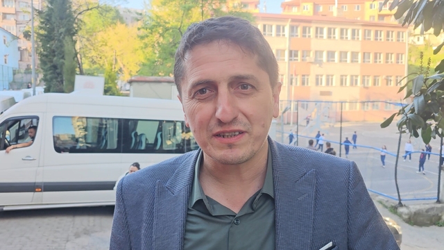 Barış Manço'ya benzeyen sesiyle sosyal medyayı sallayan okul müdürü o anları anlattı
"Bizler ummanda bir katreyiz"