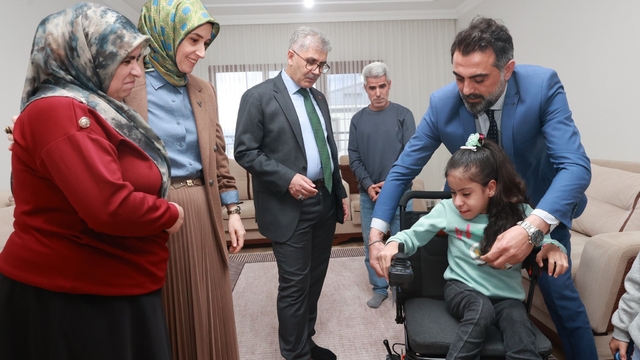 Vali Çelik, minik Sümeyye'nin rüyasını gerçekleştirdi