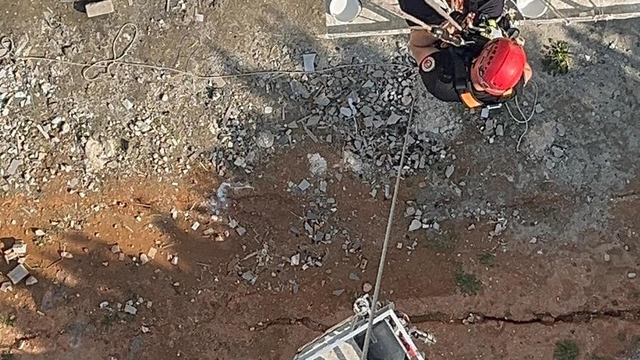 Mersin'de otel inşaatının 10. katında mahsur kalan 2 işçi kurtarıldı