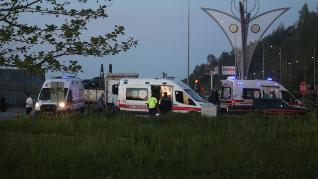 Rize'de otomobil kamyona çarptı; 1'i bebek, 6 yaralı