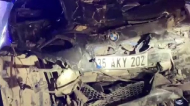 Kocaeli'de zincirleme kaza: 4 araç birbirine girdi, 3 yaralı