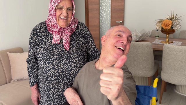 78 yaşındaki annenin hayali gerçek oldu; hediye edilen evde bakımını üstlendiği oğlu güneşi gördü