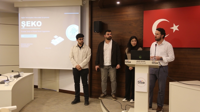 Akademi ve iş dünyası aynı atölyede buluştu
TOBB Sivas Kadın Girişimciler Kurulu öncülüğünde "Girişimcilik Atölyesi" düzenlendi
Atölye çalışmalarında; akademisyenler, kadın girişimciler ve üniversite öğrencileri gruplar hâlinde çalışarak yenilikçi iş fikirlerini iş modeline dönüştürme fırsatı buldu