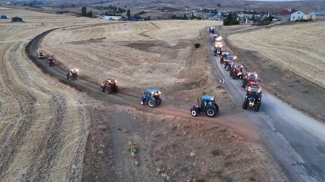 Yıllardır özel günlerde yapılıyor, traktörüne binen konvoya katılıyor
Sivas'ın Karacaören köyü özel günlerde oluşturulan traktör konvoyları ile dikkat çekiyor