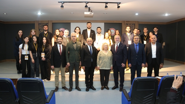 STSO Başkanı Özdemir, Sivas'ın lojistik gücünü anlattı
Sivas Ticaret ve Sanayi Odası (STSO) Yönetim Kurulu Başkanı Zeki Özdemir, Sivas Cumhuriyet Üniversitesi'nde düzenlenen "Türkiye'nin Lojistik Gücü" seminerinde Sivas'ın ulaşım ağları, maden potansiyeli ve üretim altyapısıyla Türkiye'nin önemli lojistik merkezlerinden biri olduğunu söyledi