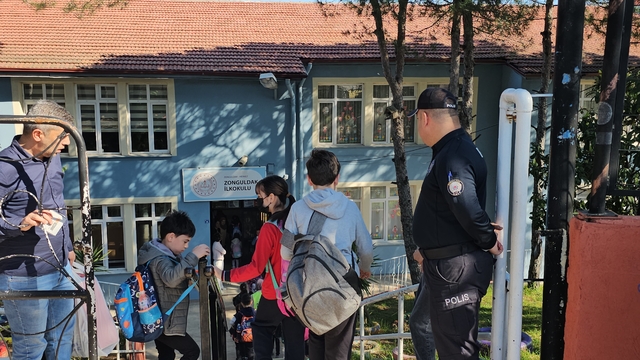 Öğrencilerle teneffüste ip atlayan polis, gönülleri fethetti