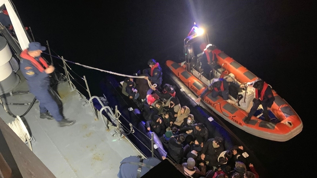Çanakkale'de mobil radarın tespit ettiği 31 kaçak göçmen ve 1 göçmen kaçakçı yakalandı
