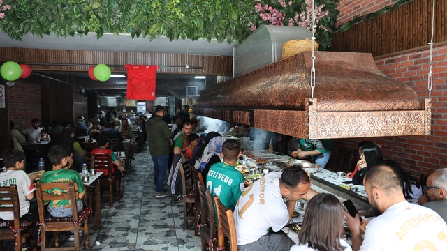 Diyarbakır'da taraftara 121 porsiyon ciğer 5 liradan verildi Takımlarının Süper Lige çıkmasını tescilli ciğerle kutladılar