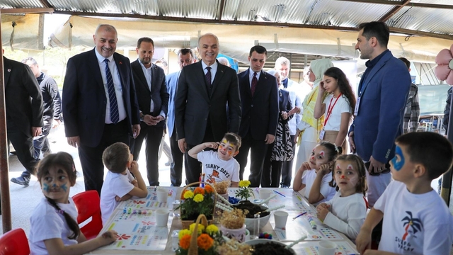 Başkan Faruk Özlü: "Eğitim bizim birinci önceliğimiz"
Kaymakam Alpay: "Geleceğe yapılan en büyük yatırım eğitime yapılan yatırımdır"
Bu yıl ikincisi yapılan ÇEFEST renkli görüntülerle açıldı