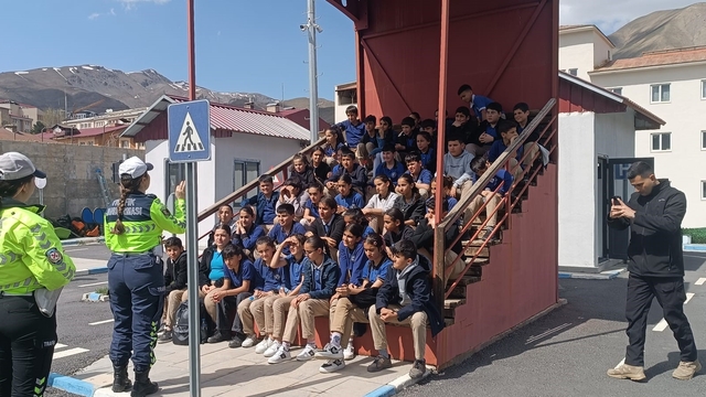Hakkari polisinden çocuklara trafik eğitimi