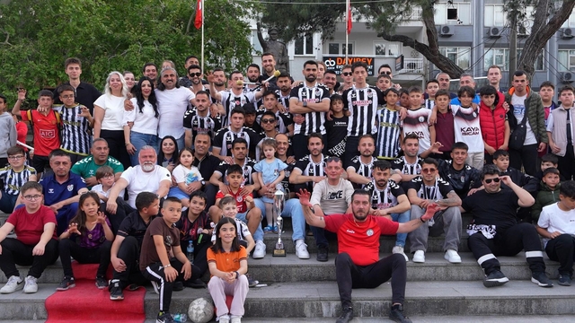 Burhaniye Belediyespor, 25 maçın tamamını kazanarak şampiyon oldu
Balıkesir Burhaniye'de şampiyonluk coşkusu yaşandı