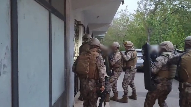 Çiftçiyi kumar masasında ağına düşüren tefeci çetesi çökertildi
Kadınları kullanıp çiftçileri ağına düşürdüler, 14 kişi gözaltına alındı
Özel harekattan şafak baskını kamerada