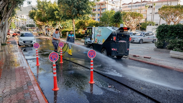 Temizlik işleri ekipleri Alanya'yı bayrama hazırlıyor