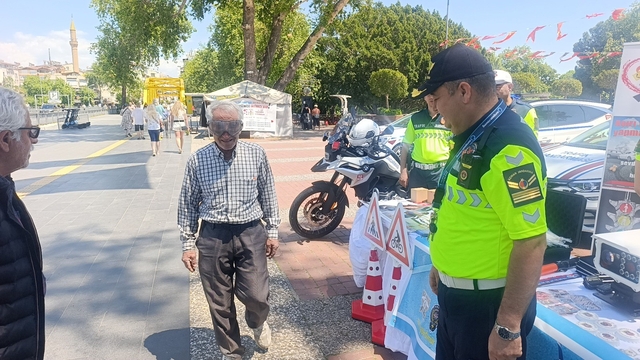 Trafik Haftası etkinliklerinde kurallara uyan 3 sürücüye plaket verildi
Alkollü araç kullanmanın etkilerini Alkol Simülasyon Gözlüğü ile deneyimlediler