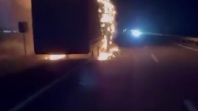 Diyarbakır'da seyir halindeki tır alevlere teslim oldu