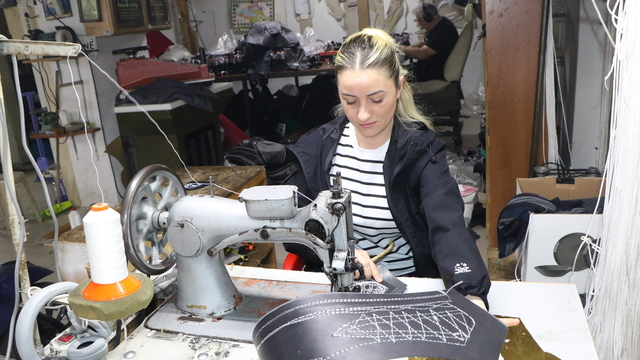 Merakla girdiği atölyede Türkiye'nin ilk kadın kispet ustalarından biri oldu