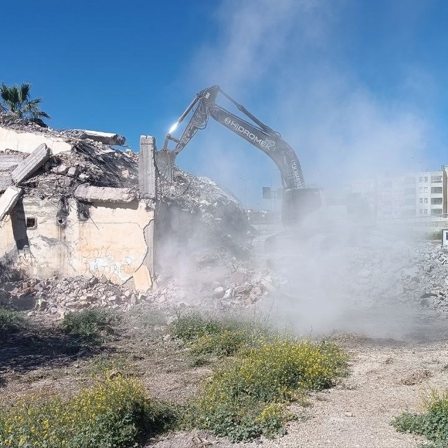 Yıkım sırasında paniğe kapılan öğrenciler sağa sola kaçıştı