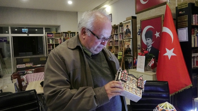 Çöpe gidecek malzemeleri sanata dönüştüren emekli usta tarihi maketlerle yaşatıyor
Güner Ersöz, atık şişeler, karton koliler ve ayakkabı kutularından Osmanlı, Safranbolu ve Isparta maket evleri tasarlıyor
Güner Ersöz:
"İnsanların boş vakitlerini böyle uğraşlarla değerlendirmesinin vatanımıza ve yeni nesillere fayda sağlayacağına inanıyorum"