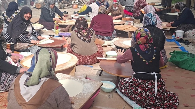 Hisarcık Cumhuriyet mahallesi kadınlarından gözleme hayrı
Yağlı gözlemeleri komşulara, yoldan geçen vatandaşlara ve cami cemaatine dağıttılar