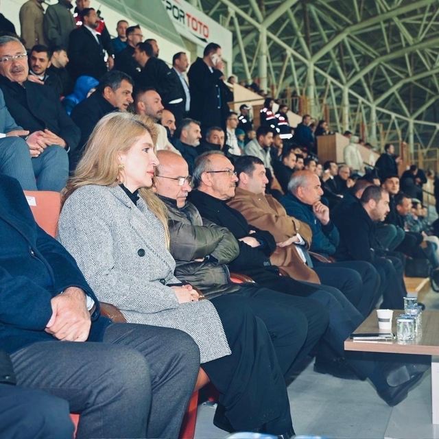 Ölmeztoprak'tan yoğun saha mesaisi
Dolu hasarını inceledi, mahalle toplantı...