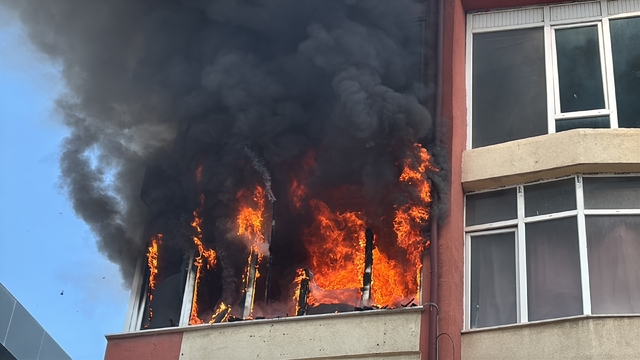 Aksaray'da korkutan yangın, daire alev alev yandı