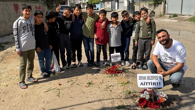 Adana'nın köstebek yuvasına dönen yollarına çiçek diktiler
