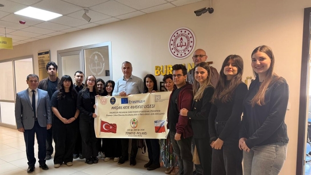 Burhaniye'de Polonya'dan dönen öğrenciler Milli Eğitim Müdürünü ziyaret etti