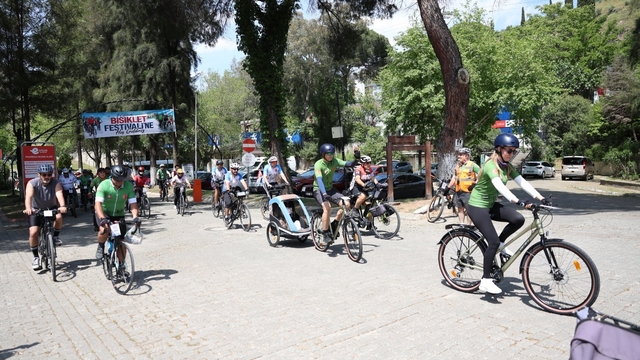 Efeler'de Bisiklet Festivali başladı
150 bisikletli 12 kilometre pedal çevirdi