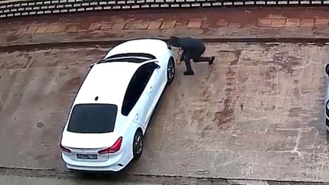 Gaziantep'te gündüz vakti park halindeki 2 aracın lastiği kesici aletle patlatıldı