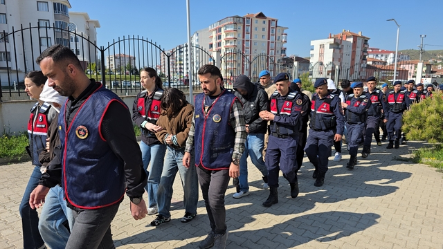 Yozgat merkezli 9 ilde dolandırıcılık operasyonu: 980 milyon lira hesap hareketliliği tespit edildi
Operasyonda 14 şüpheli gözaltına alındı