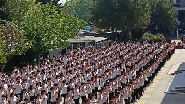 537 öğrenciden dev kaşık oyunu koreografisi
Çok sayıda öğrenci aynı anda oynadı, izleyenler mest oldu