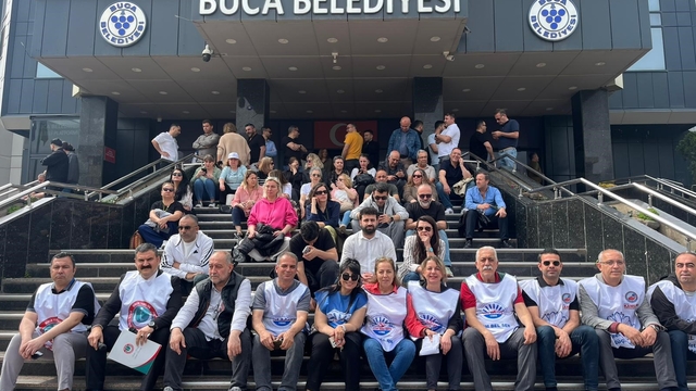 Buca Belediyesinde memur eylemi sürüyor: Tam gün iş bıraktılar
Buca memurundan belediye yönetimine: "Kasadaki parayı herkes biliyor"
"Sözler tutulmadı, bıçak kemiğe dayandı"