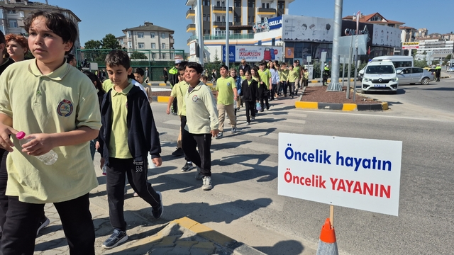 Çocukların Vali'den ilginç talebi
Çocuklar, Vali Arslan'dan Türkiye'de erişimi engellenen robot oyunu ile ilgili yasağın kaldırılmamasını istedi