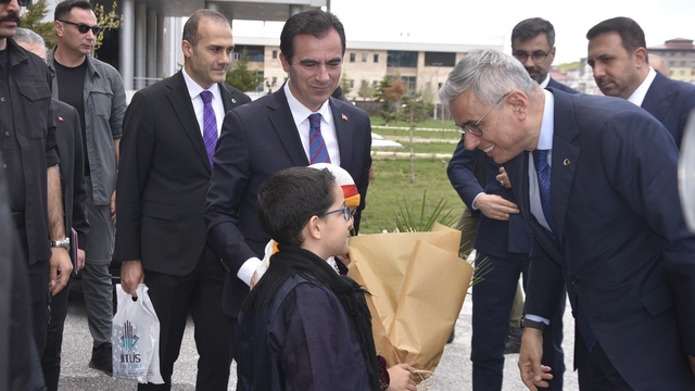Sağlık Bakanı Memişoğlu: "Bitlis'ten başka ile hasta gitmesini engelleyecek şekilde bütün planlamalarımızı yapacağız"
Sağlık Bakanı Prof. Dr. Kemal Memişoğlu Bitlis'te