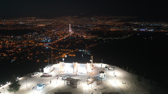 Kayserililerin uzay merakı
Hıdırellez Gök Gözlemevi'nde 16 bin kişi gökyüzünü izledi
Astronom Tamer Akın:
"5-10 yıl sonra çocuklarımız uzay çağıyla tanışmış olacaklar"