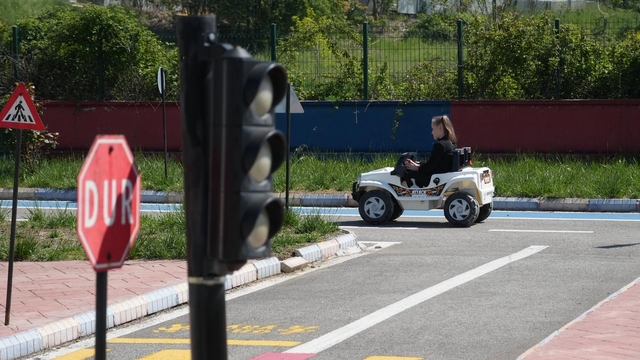 Öğrenciler trafiği sahasında öğrendi
Geleceğin sürücüleri trafik eğitim parkurunda