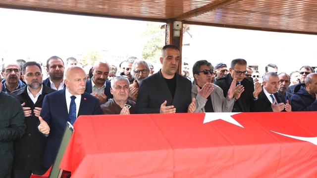 Faruk Terzioğlu, son yolculuğuna dualarla uğurlandı
Erzurum Barosu dönem Başkanı Avukat Faruk Terzioğlu için Baro Başkanlığı önünde tören düzenlendi