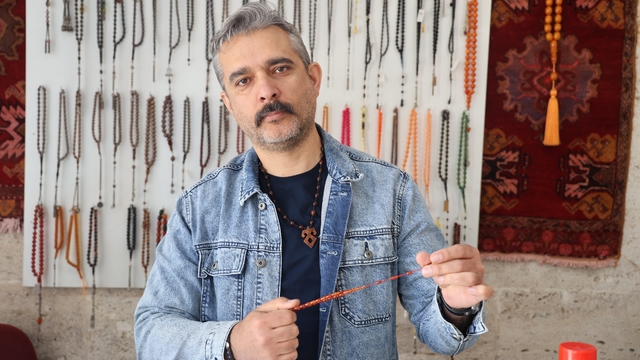 Mesleğinin son temsilcisi, çırak bulamıyor
Kırşehir'de tesbih ustalığı yok oluyor
Tesbihci Savaş Çiftçi:
"Çırak yetiştirememenin üzüntüsünü yaşıyorum"
