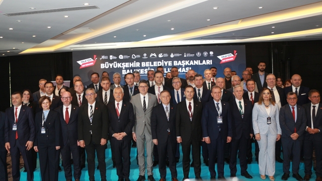CHP'li Büyükşehir Belediye Başkanları Balıkesir'de buluştu
Balıkesir Büyükşehir Belediye Başkanı Ahmet Akın:
"Hedefimiz iktidar olmak"
Mersin Büyükşehir Belediye Başkanı Vahap Seçer:
"Cumhuriyet Halk Partisi'ni öcü gibi gösteren bu anlayışı yıktığı için CHP'li belediye başkanlarının üzerine geliyor bu mevcut iktidar"
CHP Genel Başkan Yardımcısı Gökhan Zeybek:
"Cezalandırılan milletin kendisidir"