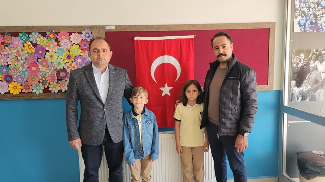 Amasya'da ilkokul öğrencilerinin Türk bayrağına gösterdiği sevgi kamerada