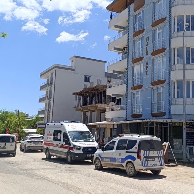 Balkona çıkan şahsı ekipler ikna ederek indirdi