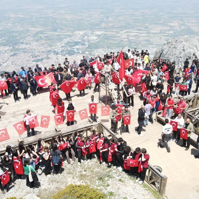 Gençler Spil'in zirvesinde ay yıldızlı bayrakla buluştu
Spil'in zirvesinde...